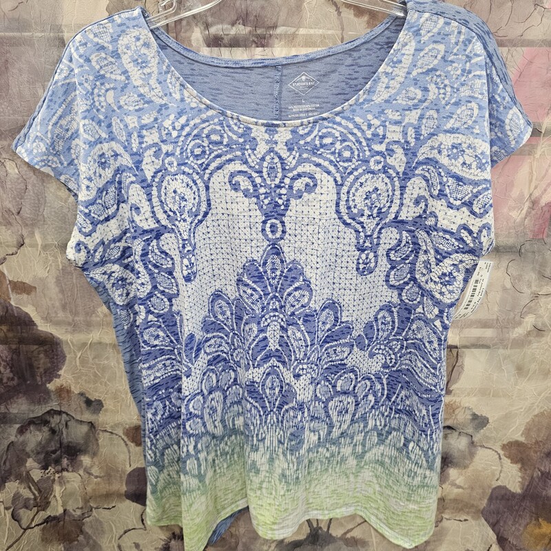 Cute lightweight tee in blue with white and green ombre and print.