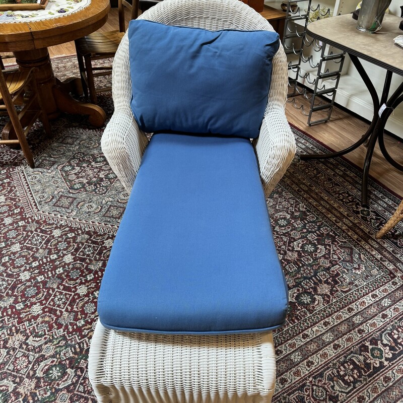 White Wicker/Resin Chaise
