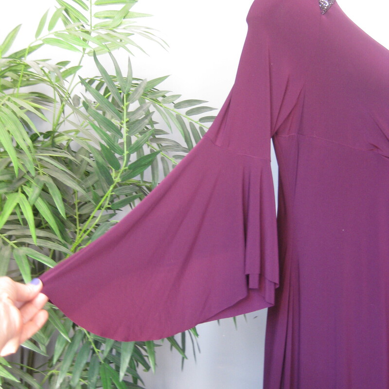 NWT LRL Jewel Bellslv, Plum, Size: XL<br />
Formal featuring beautiful 2 tiered bell sleeves and discrete beading at the shoulder.<br />
Draped and ruched to one side with a long slit at that hip.<br />
NWT by Lauren Ralph Lauren<br />
size 18<br />
polyester jersey with stretch<br />
flat measurements:<br />
armpit to armpit: 21<br />
waist: 18.5<br />
hip: 24<br />
length: 60<br />
underarm sleeve seam: 16<br />
slit: 25<br />
<br />
thanks for looking!<br />
#72507