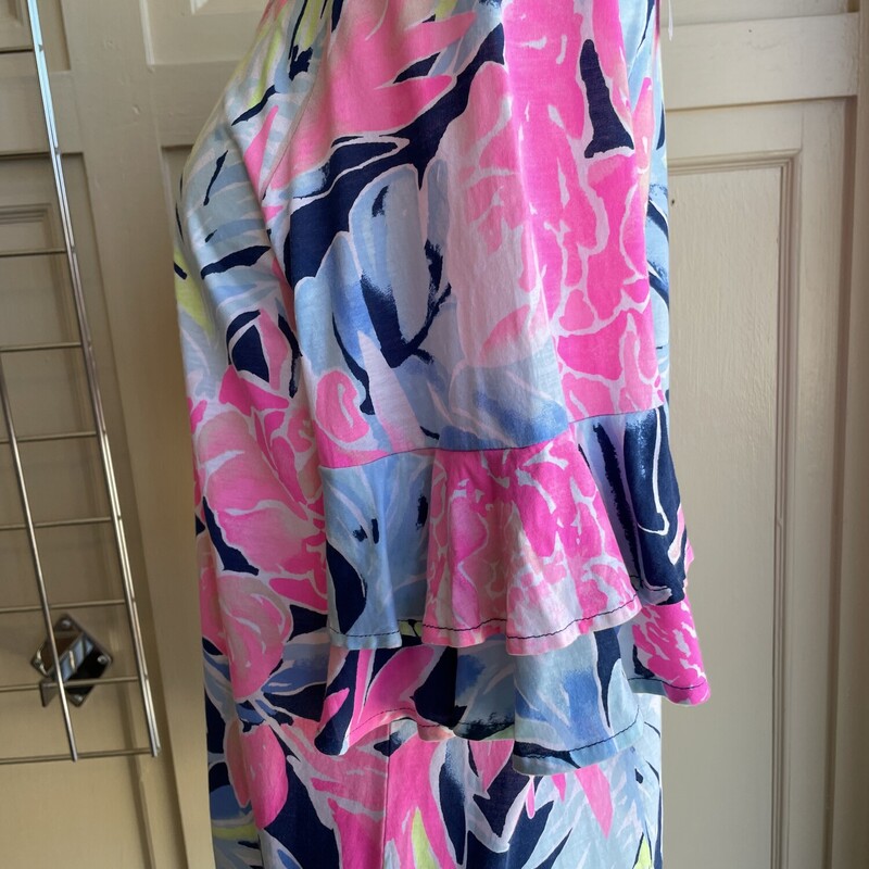 LilyPulitzerFloralDesgnTp, Pnk+Blue, Size: Medium<br />
<br />
All sales are final!<br />
<br />
Get it shipped to you or pick it up in-store within 7 days of purchasing.<br />
<br />
Thanks for shopping with us!
