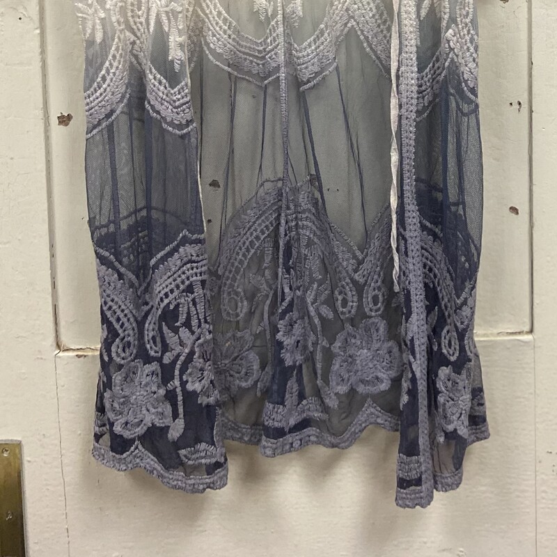 Crm/blu Lace Kimono<br />
Crm/blu<br />
Size: Large