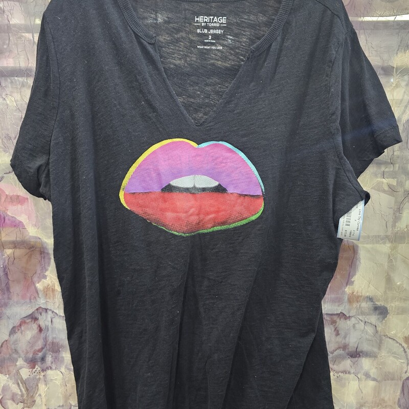 Short sleeve black tee with mutli colored lip graphic