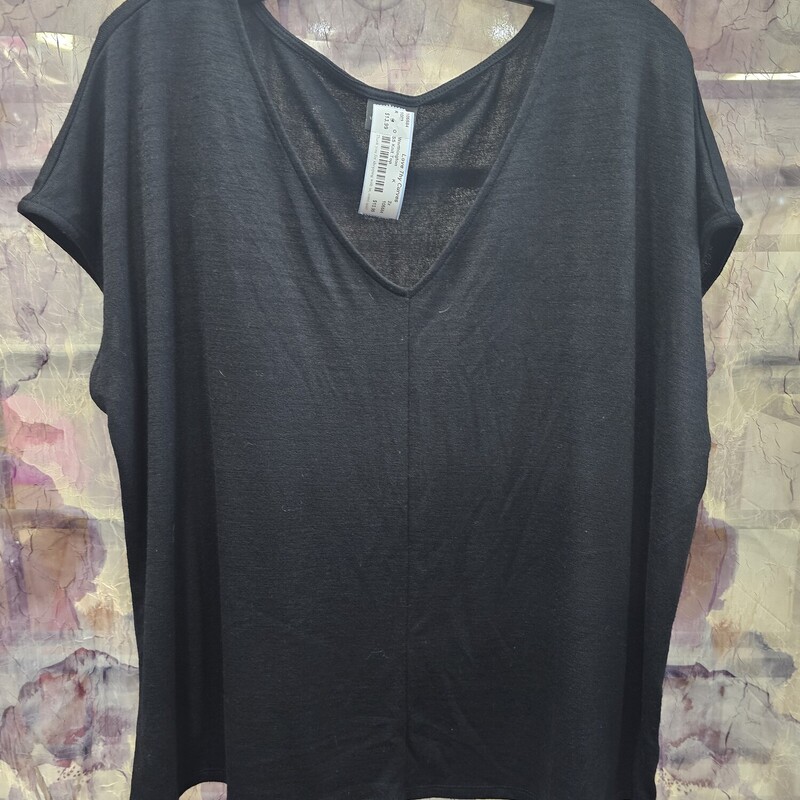 Wardrobe staple piece short sleeve knit top in black. Perfect for every single day - Year round.