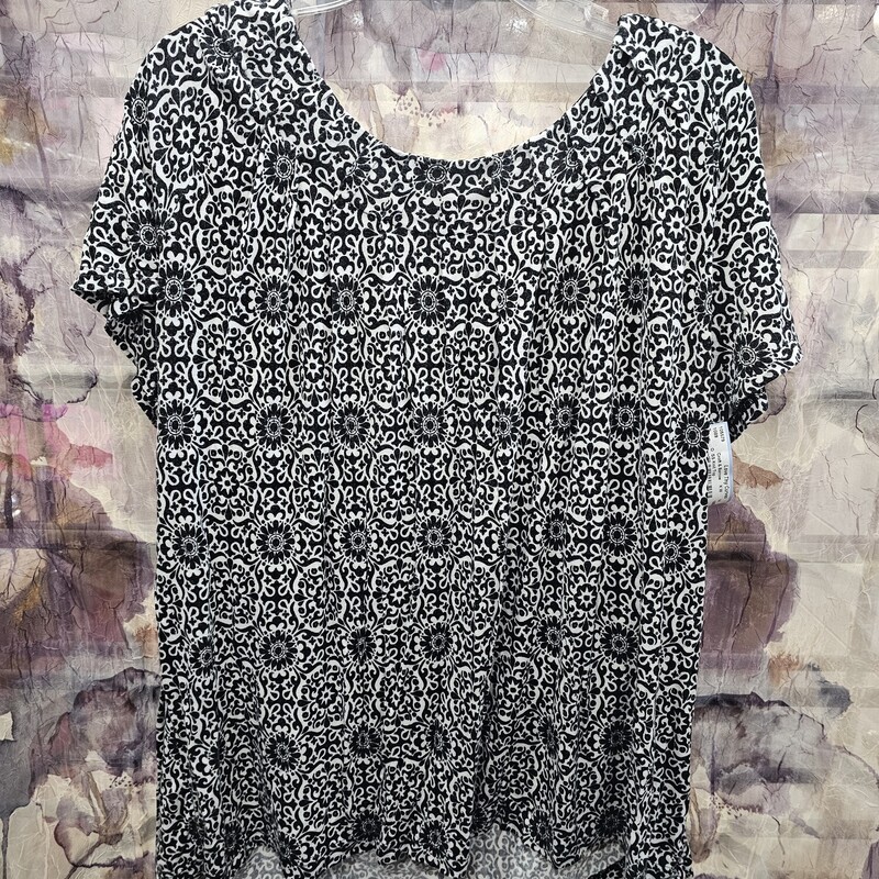 Short sleeve tee in a longer cut style in a black and white print.