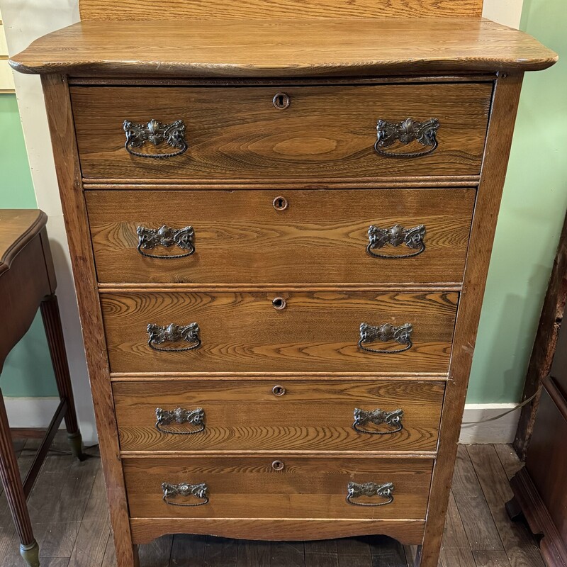 Vtg 5 Drawer Oak Dresser
Beautiful Condition, Original Hardware
33 Inches Wide, 19 Inches Deep, 52 Inches High