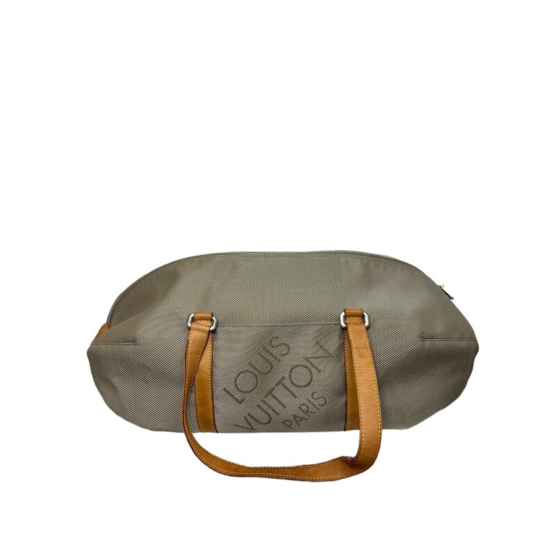 Louis Vuitton Attaquant
Material : Canvas and leather
Dimensions:
Length : 56 cm
Height : 15 cm
Width : 26 cm
Code:Sp0074