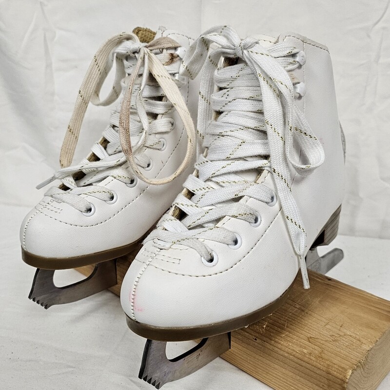 DBX Classic Figure Skates, White, Youth Size: Y11, pre-owned