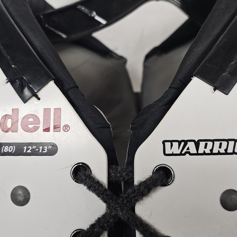 Riddell Warrior IIx Youth Football Shoulder Pads, 12in-13in, Size: Yth M, pre-owned, All-Purpose Shoulder Pad. -Flat Pad for a no-grab, low-profile fit. Extended arches for exceptional coverage.<br />
-Z-Fit easy fit belting system. Corrugated epaulets. PVC Cap / EP straps.<br />
-Integrated front deltoid pads. Removeable bodies for easy cleaning.