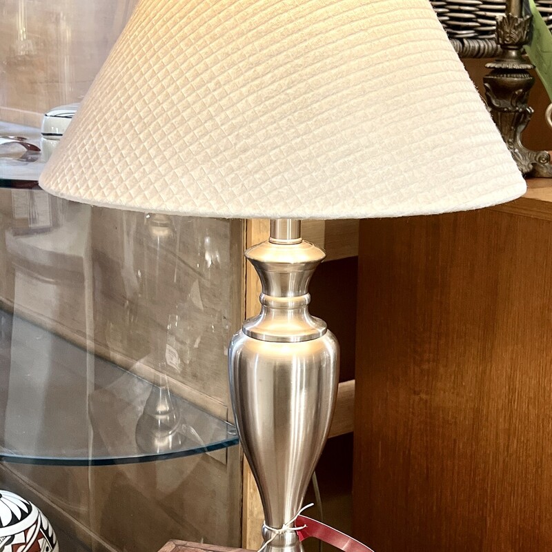 Silver table lamp
Size: 24 H