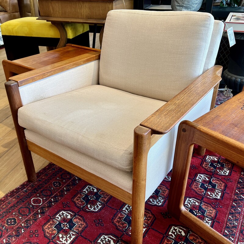 Mid Century Wood Base accent chair
Size: 28x28x27