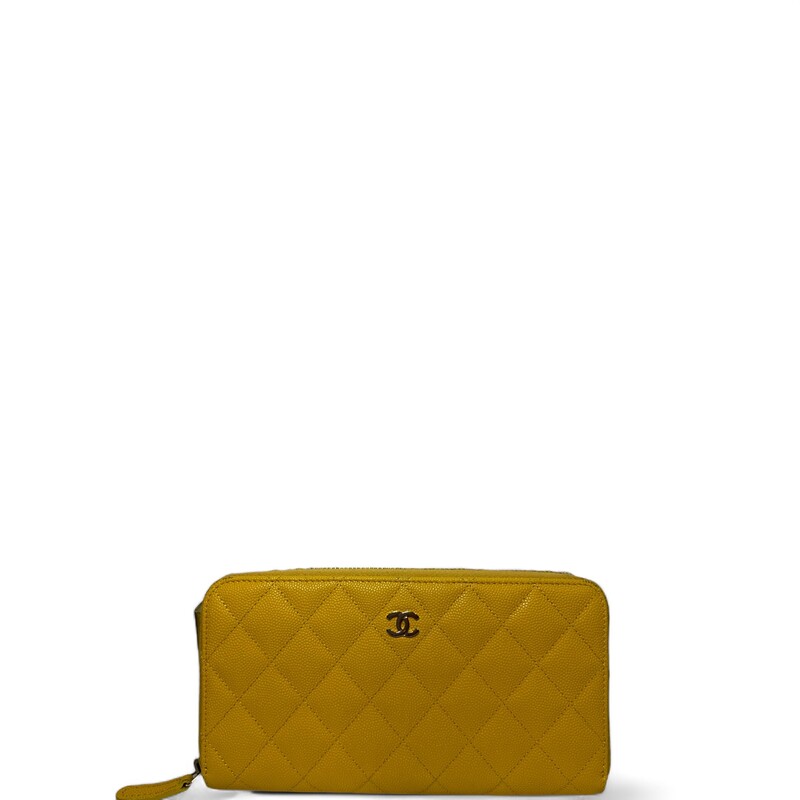 Chanel  Caviar Zip Yellow Wallet
Some minor corner wear
Code: 27062086