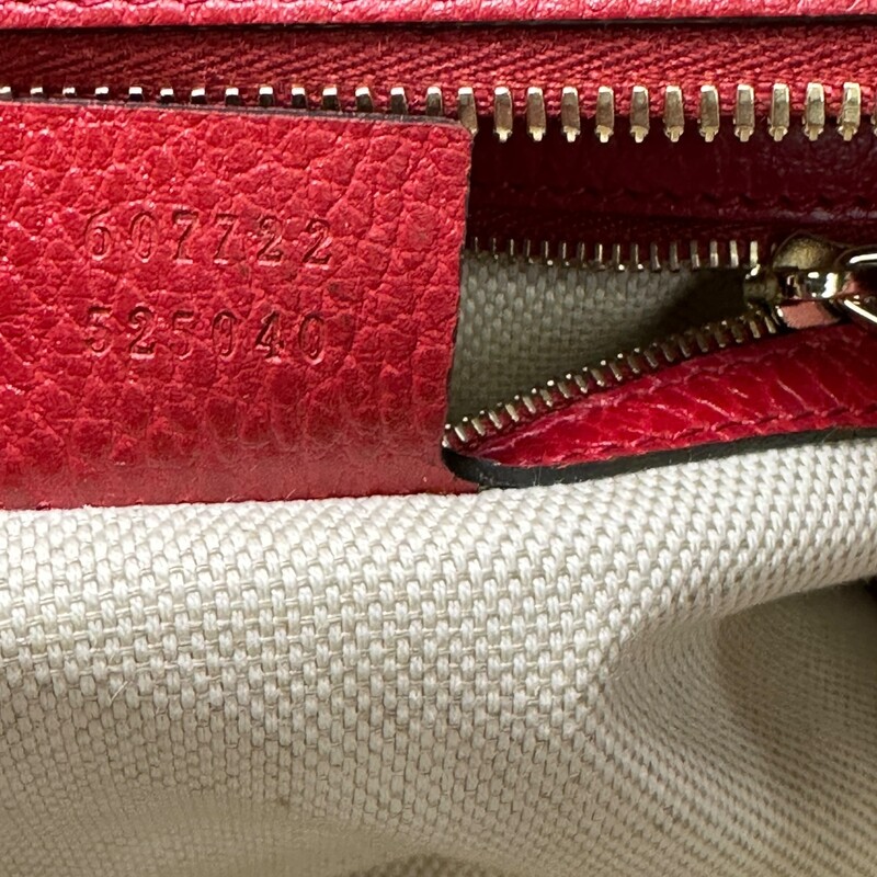 Gucci Soho Tote, Red, Size: Small<br />
<br />
Style Code:<br />
607722 525040<br />
<br />
Dimensions:<br />
Length: 10.25 (26 cm)<br />
Height: 7.75 (19 cm)<br />
Depth: 5 (12 cm)<br />
Strap Drop: 3.5 (8 cm)/ 24 (60 cm)<br />
Made in Italy