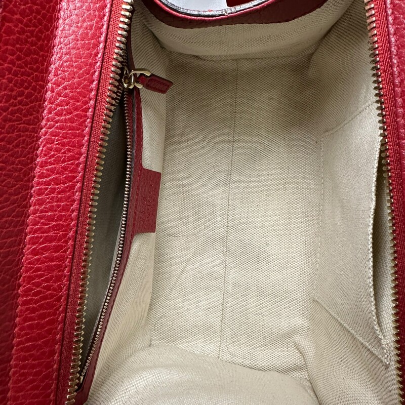 Gucci Soho Tote, Red, Size: Small<br />
<br />
Style Code:<br />
607722 525040<br />
<br />
Dimensions:<br />
Length: 10.25 (26 cm)<br />
Height: 7.75 (19 cm)<br />
Depth: 5 (12 cm)<br />
Strap Drop: 3.5 (8 cm)/ 24 (60 cm)<br />
Made in Italy