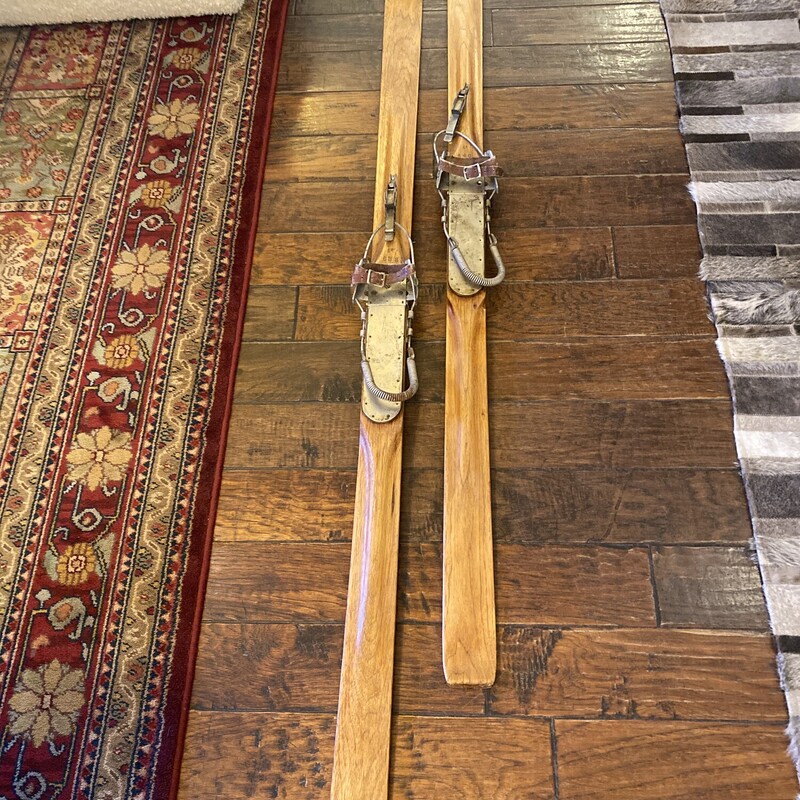 Vintage Skis

Size: 77L
