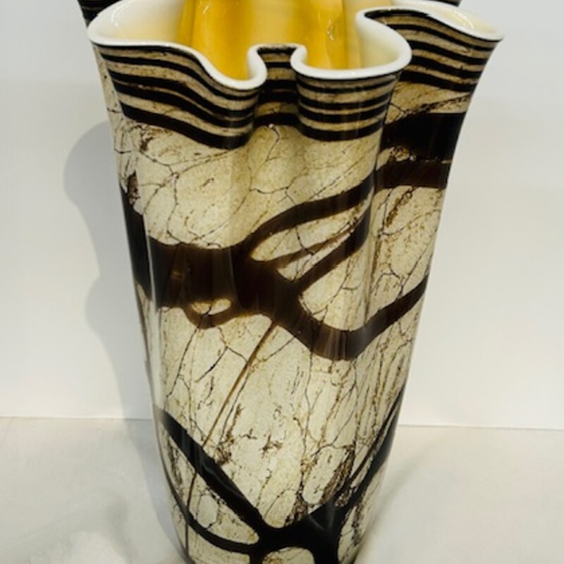 Jozefina Krosno Ruffle Marble Vase
Cream Brown
Size: 8.5  x 8.5 x 14