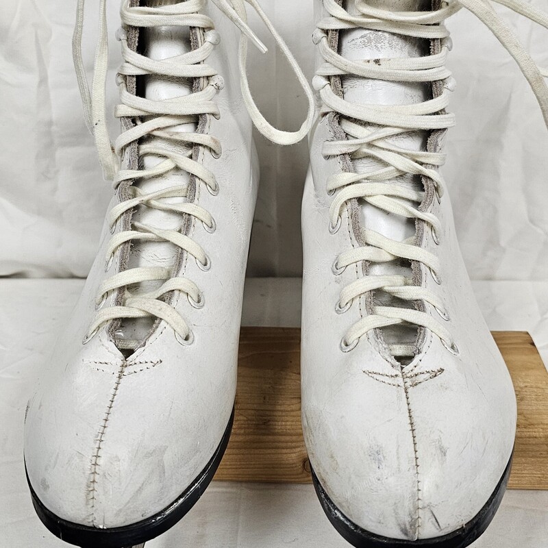 Dominion Canadian White Womens Figure Skates, Size: 8, leather boots, pre-owned