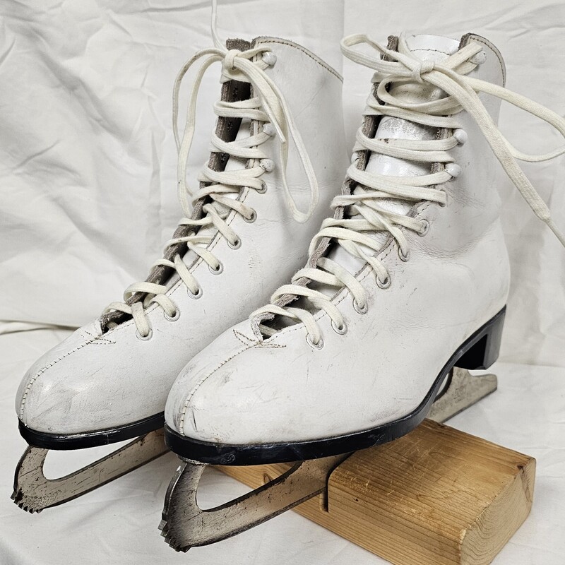 Dominion Canadian White Womens Figure Skates, Size: 8, leather boots, pre-owned