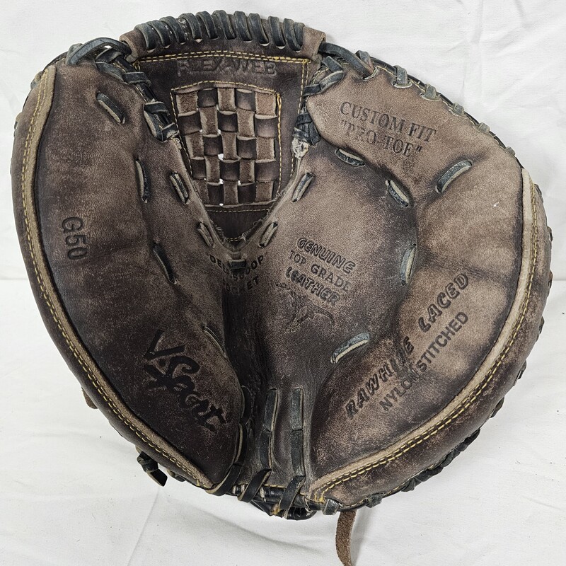 V-Sport Pro Series Catchers Mitt, Right Hand Throw, Size: Youth 32.5in, pre-owned