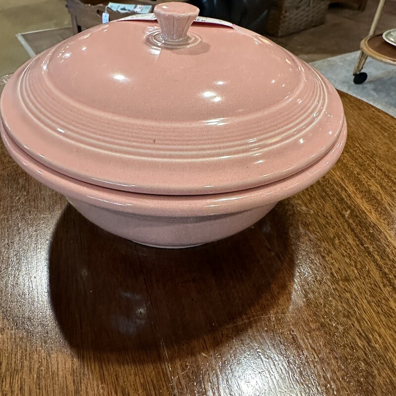 Fiestaware Pink Casserole
Size: 9in. wide x 3.5in deep
Vintage 50s pink in perfect condition
with cover.