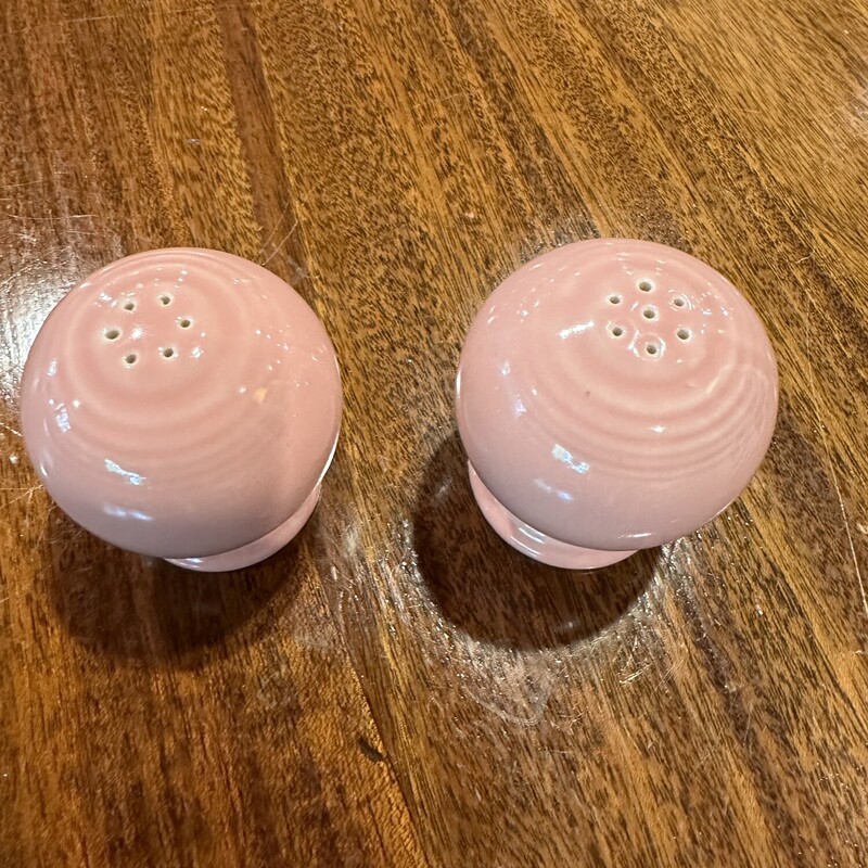 Fiestaware S&P Ball  Set
Vintage 50s salt and pepper set
in rose pink.  Pepper shaker needs
plastic stopper in bottom. Otherwise
in perfect condition.