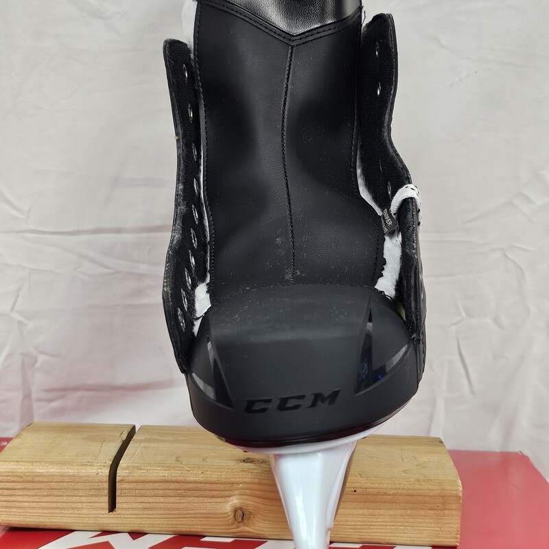 CCM 1052 Hockey Skates<br />
Size 12 Fit D<br />
Pre-Owned:  New (in box) Condition<br />
Never used, never sharpened