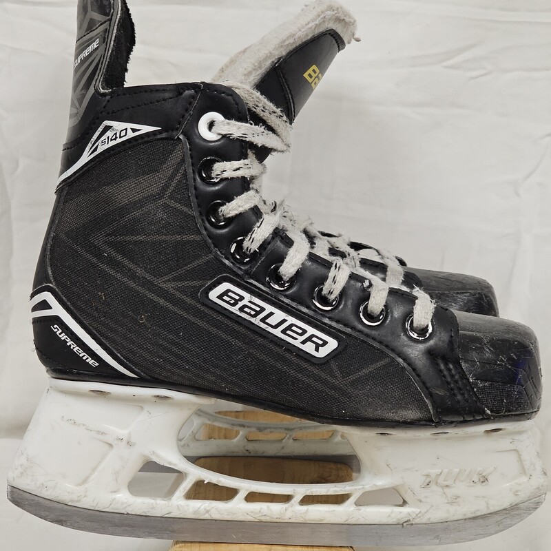 Bauer Supreme S140 Hockey Skates
Size 2R
Pre-Owned: Very Good Condition
Boot is in great condition
Blade holder is in good condition.  Scared up from regular use but in excellent working order.
Blades are in very good shape.  Straight, no gouges, and 7/16 in of blade left on rocker.