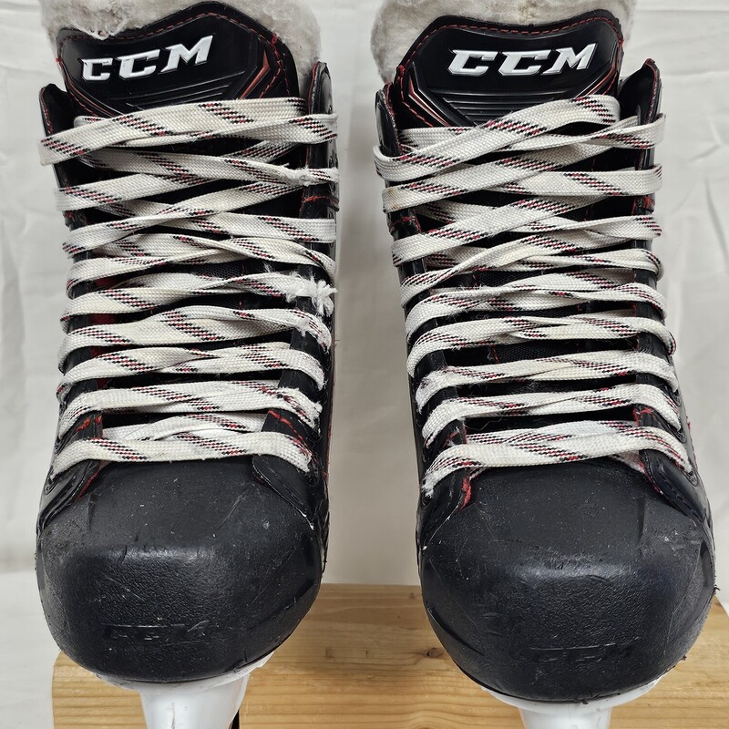 CCM Jetspeed FT470 Hockey Skates
Size: 3 Fit D
Pre-Owned: Excellent Condition
Boot is in excellent condition. Only a few minor scuffs on outside of boot and only a few scratches on toe box.
Blade holder is in excellent condition.  Very minimal scratches and in excellent working order.
Blades are in great shape.  Straight, no gouges, and 3/8 inch of blade at rocker.
