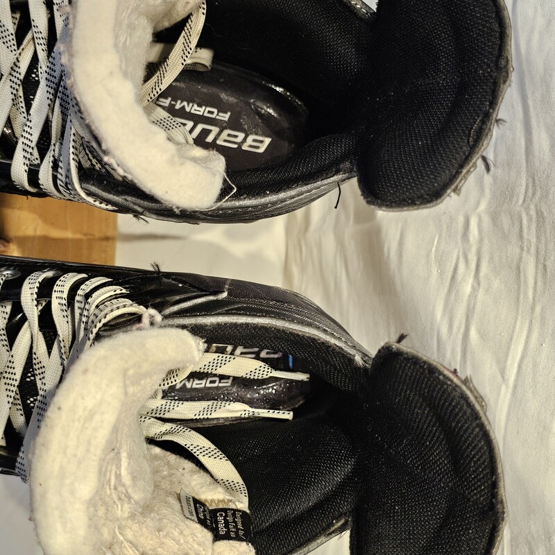 Bauer Vapor X700 Hockey Skates<br />
Size 12 Fit D<br />
Pre-Owned: Excellent Condition<br />
Boot is in excellent condition.  No rips or tears on inner lining.  A few minor scuffs on outside of bood.  Only a few very minor scratches on toe box.<br />
Blade holder is in excellent condition.  A few minor scars from regular play.  Excellent working order.<br />
Blades are in excellent shape.  Straight, no gouges, and 7/16 inch of blade on rocker