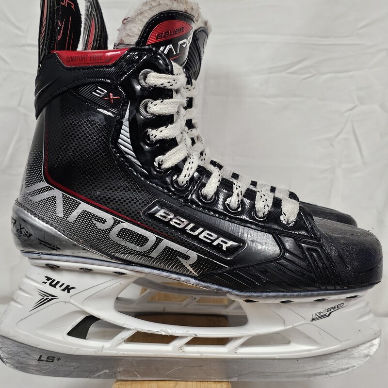 Bauer Vapor X3 Hockey Skates<br />
Size: 5 Fit 1<br />
Pre-Owned: Excellent Condition<br />
Boot is in excellent condition.  No rips or tears on inner lining.  Minimal scuffing on outside of boot.  Only a few marks on toe box.<br />
Blade holder is in excellent condition.  Only a few minor scratches.  Excellent working order<br />
Blades are in excellent condition.  Straight, no gouges, and 5/8 inch of blade on rocker