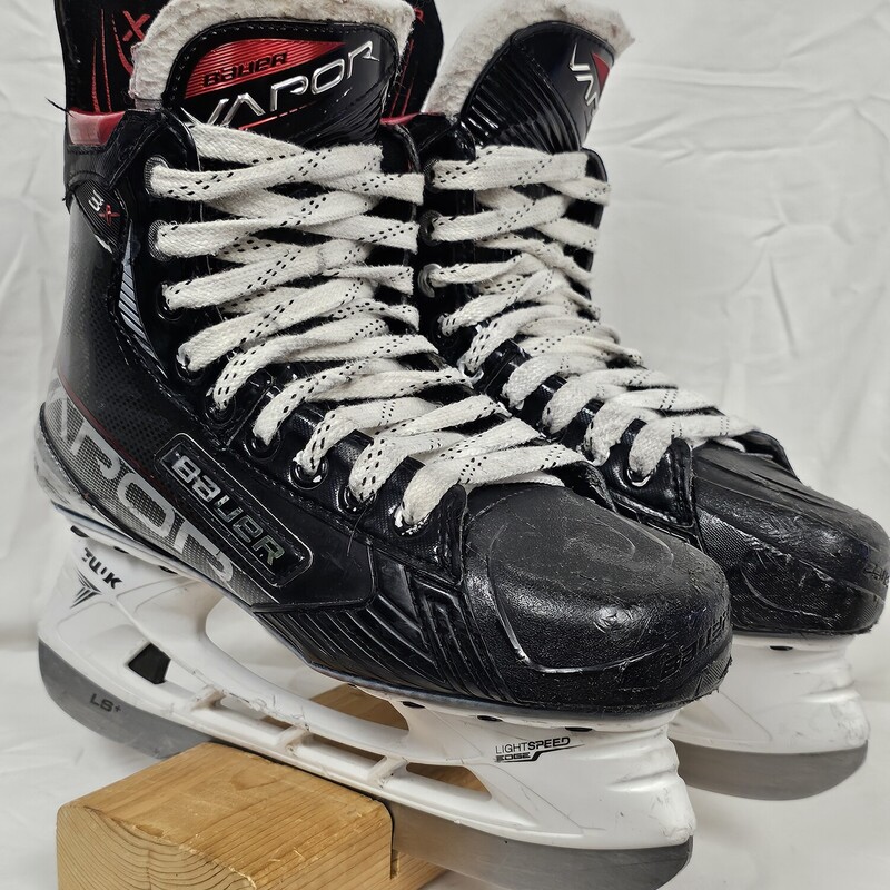 Bauer Vapor X3 Hockey Skates
Size: 5 Fit 1
Pre-Owned: Excellent Condition
Boot is in excellent condition.  No rips or tears on inner lining.  Minimal scuffing on outside of boot.  Only a few marks on toe box.
Blade holder is in excellent condition.  Only a few minor scratches.  Excellent working order
Blades are in excellent condition.  Straight, no gouges, and 5/8 inch of blade on rocker