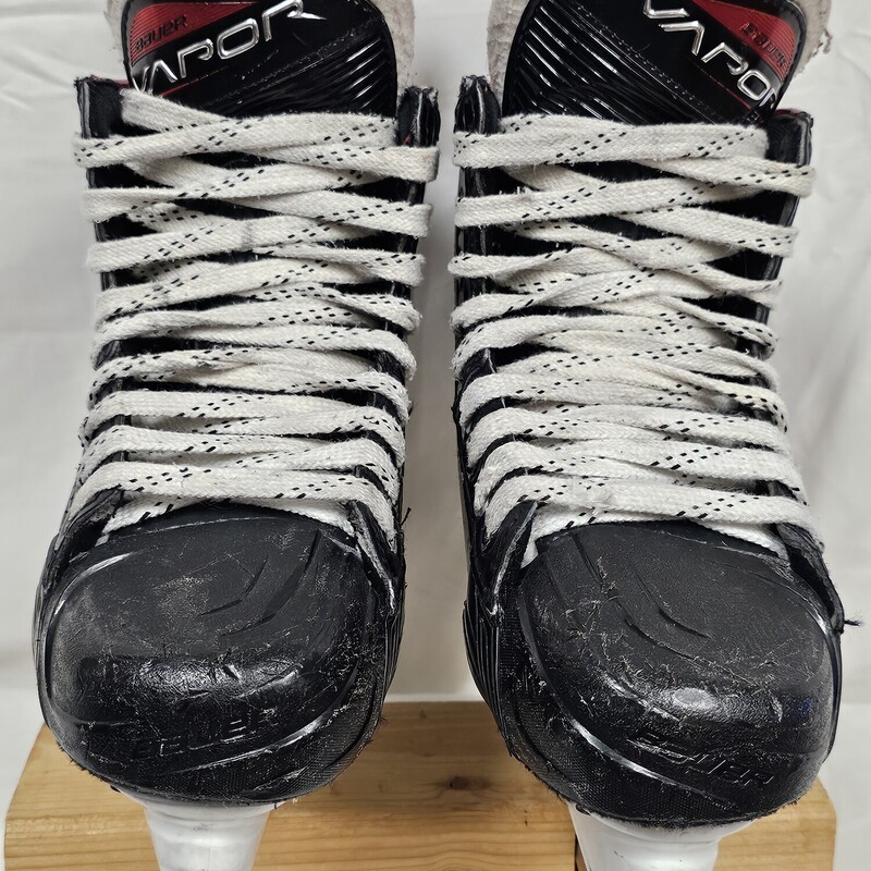 Bauer Vapor X3 Hockey Skates<br />
Size: 5 Fit 1<br />
Pre-Owned: Excellent Condition<br />
Boot is in excellent condition.  No rips or tears on inner lining.  Minimal scuffing on outside of boot.  Only a few marks on toe box.<br />
Blade holder is in excellent condition.  Only a few minor scratches.  Excellent working order<br />
Blades are in excellent condition.  Straight, no gouges, and 5/8 inch of blade on rocker