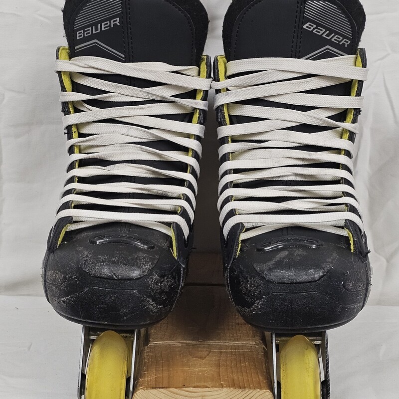 Bauer RS Inline Roller Hockey Skates
Size 5
Hi-Lo Wheel Chassis
7272 6868 Wheel Setup
Pre-Owned: Excellent Condition
Boot is in excellent condition. No rips or tears on inner lining.  Some minor scuffing on outside of boots and toe box.
Wheel bearings are in excellent condition.  All roll freely.
Wheels are in excellent condition.  Plenty of rubber and only minor beveling from normal use.