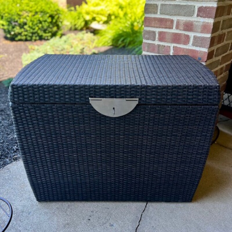 Kampala Outdoor Storage Chest
Brown Silver Size: 33 x 18 x 24H
Spring loaded
Fabric lining