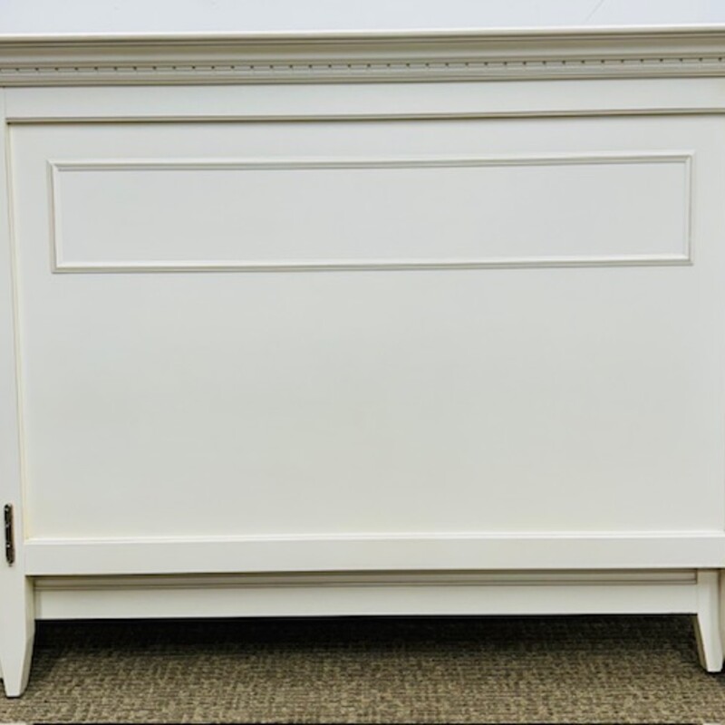 Arhaus Sheffield Wood Queen Bed
Cream
Headboard Size: 70 x 54 H (Under top lip is 64 inches)
Footboard Size: 70 x 30.5H
As Is - minor repair on footboard