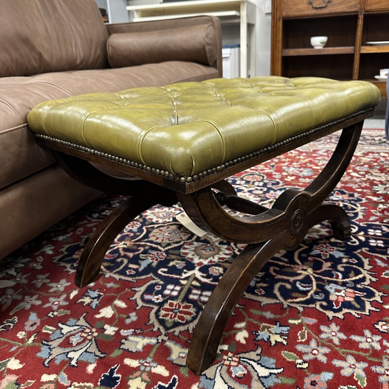 Nailtrim Leather Bench, Green Leather. Missing one `button` in the center; refer to photos.
Size: 28x19x17