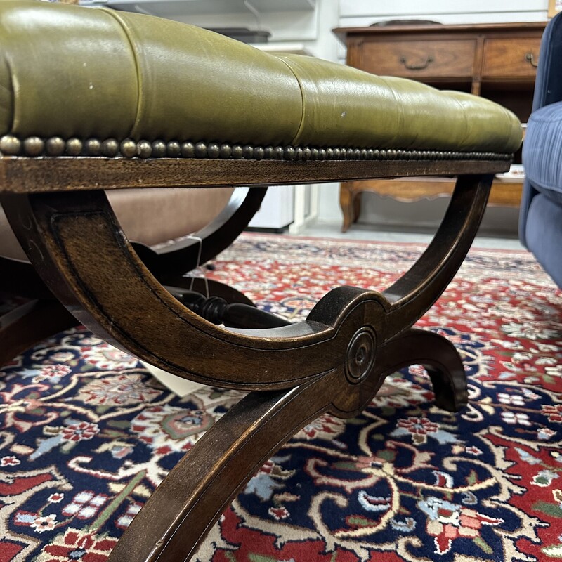 Nailtrim Leather Bench, Green Leather. Missing one `button` in the center; refer to photos.
Size: 28x19x17