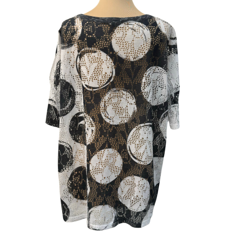 Jess & Jane Circle Design Top<br />
Cut Out Pattern for Cute Layering<br />
Gray and White<br />
Size: Large