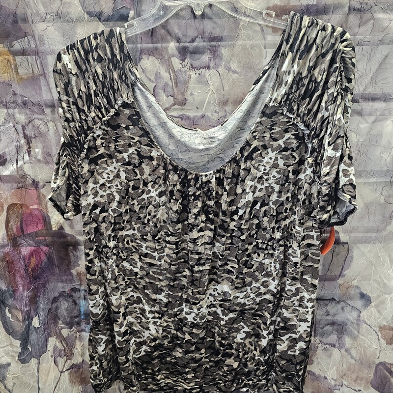 Short sleeve knit top with a year round wearable print that can be paired with a pair of shorts or under a blazer.