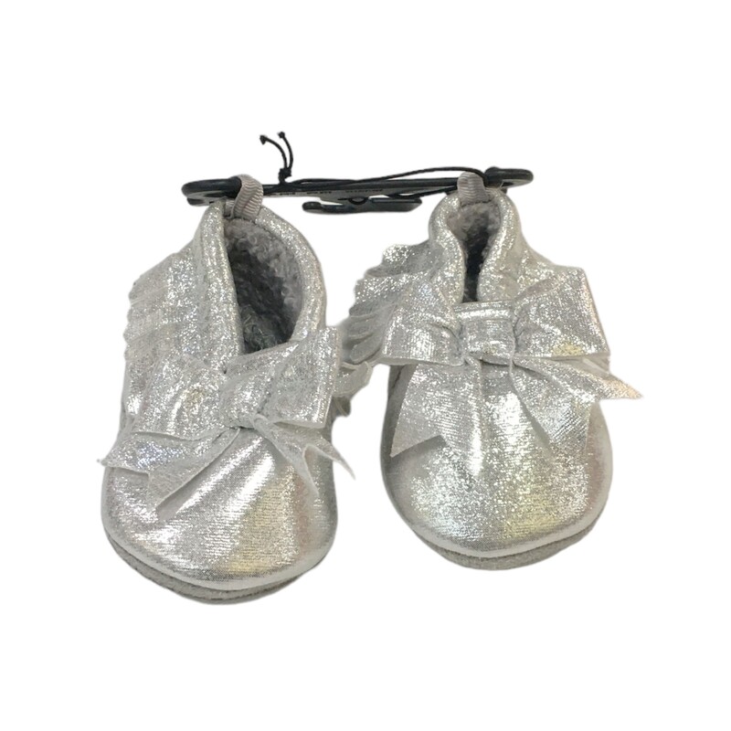 Shoes (Silver), Girl, Size: 2

Located at Pipsqueak Resale Boutique inside the Vancouver Mall or online at:

#resalerocks #pipsqueakresale #vancouverwa #portland #reusereducerecycle #fashiononabudget #chooseused #consignment #savemoney #shoplocal #weship #keepusopen #shoplocalonline #resale #resaleboutique #mommyandme #minime #fashion #reseller

All items are photographed prior to being steamed. Cross posted, items are located at #PipsqueakResaleBoutique, payments accepted: cash, paypal & credit cards. Any flaws will be described in the comments. More pictures available with link above. Local pick up available at the #VancouverMall, tax will be added (not included in price), shipping available (not included in price, *Clothing, shoes, books & DVDs for $6.99; please contact regarding shipment of toys or other larger items), item can be placed on hold with communication, message with any questions. Join Pipsqueak Resale - Online to see all the new items! Follow us on IG @pipsqueakresale & Thanks for looking! Due to the nature of consignment, any known flaws will be described; ALL SHIPPED SALES ARE FINAL. All items are currently located inside Pipsqueak Resale Boutique as a store front items purchased on location before items are prepared for shipment will be refunded.