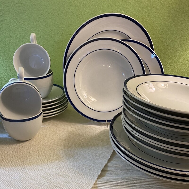 Dish Set Williams Sonoma, Brasserie Blue, 28 Pcs

4 Dinner Plates , 5 Salad Plates, 5 Soup Bowls
8 Cups , 6 Saucers