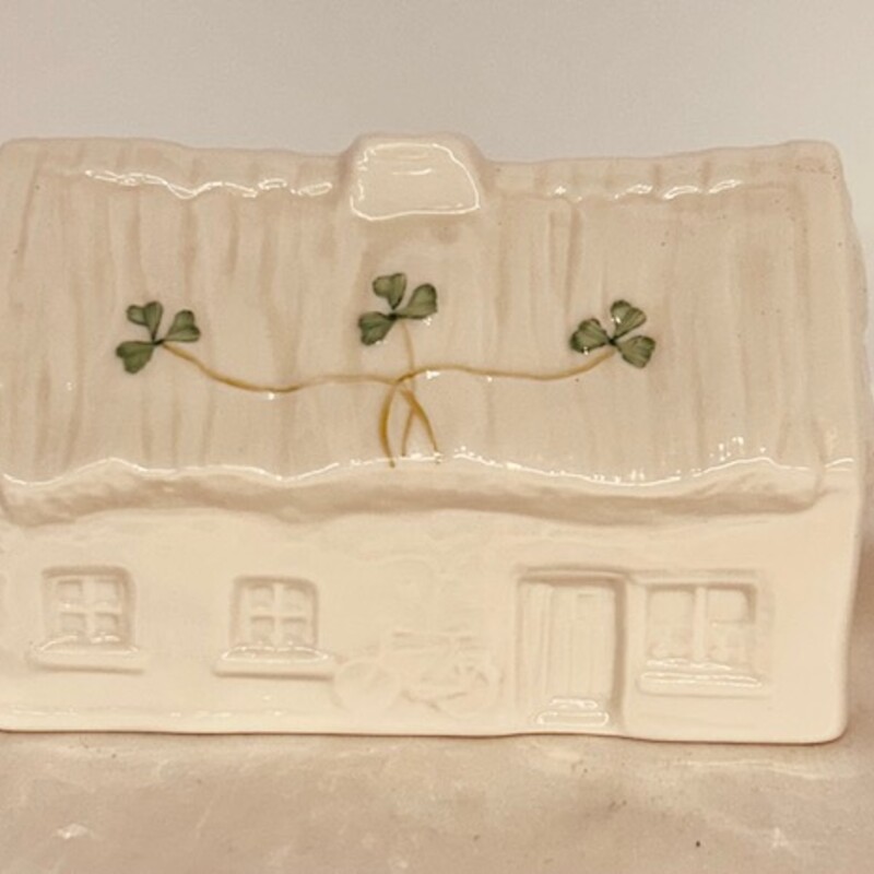 Belleek Shamrock Dan Murphy Cottage
Tea Light Holder
Cream Green
Size: 5.5 x 3 x 3H