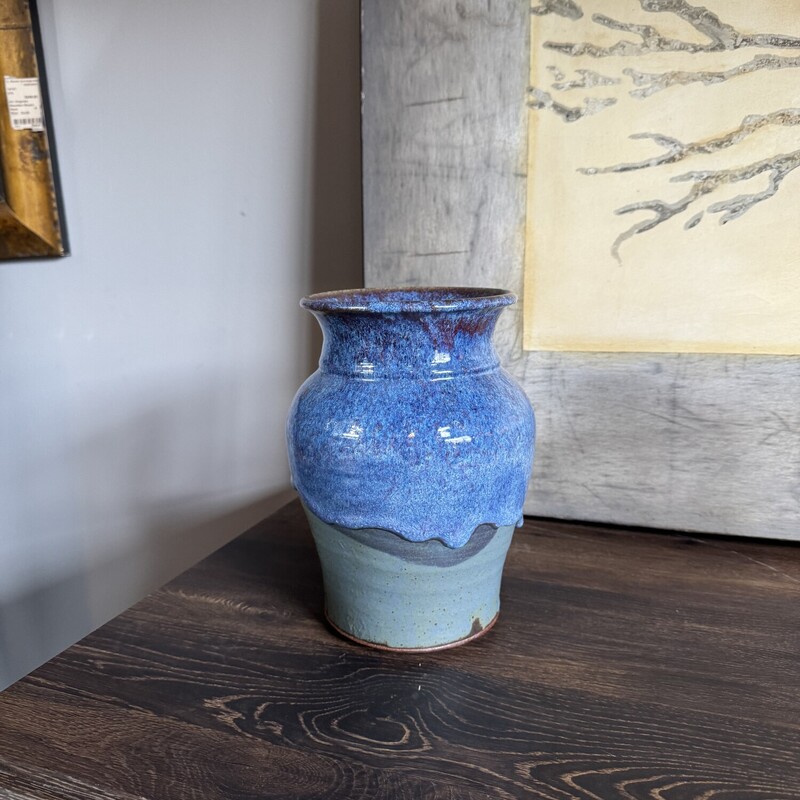 Blue Ceramic Vase

Size: 9 X 6