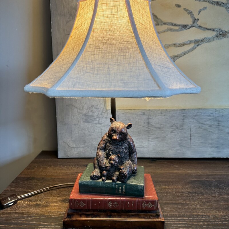 Bear On Books Lamp

Size: 17 X 11