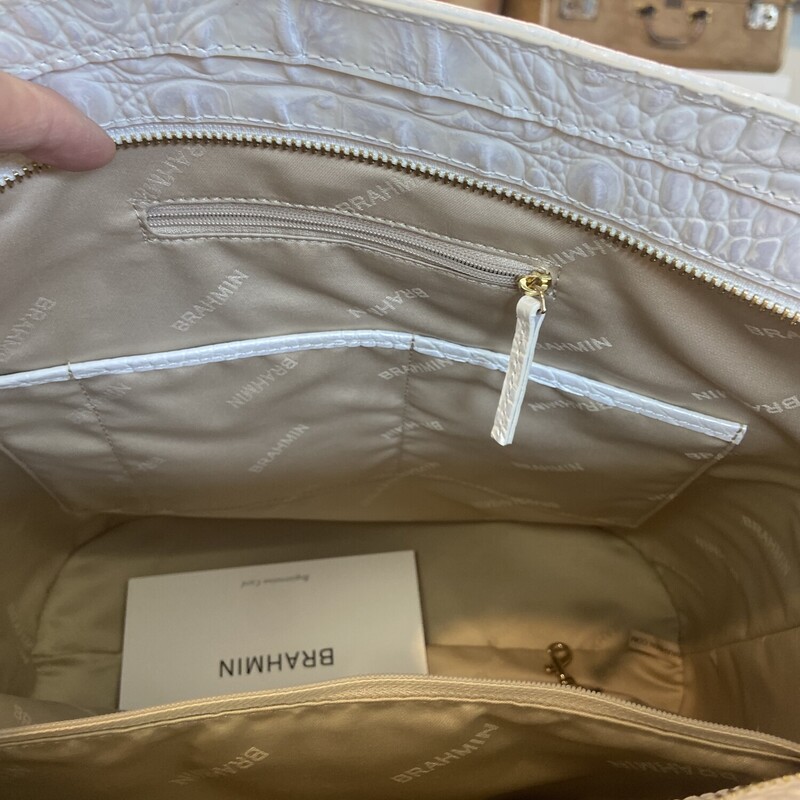NWT Wht Lther Purse<br />
White<br />
Size: R $365