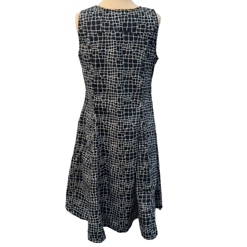 Tulip Cotton Print Dress<br />
V-Neck with Pleating at Waist<br />
With Pockets<br />
Black and White<br />
Size: Small