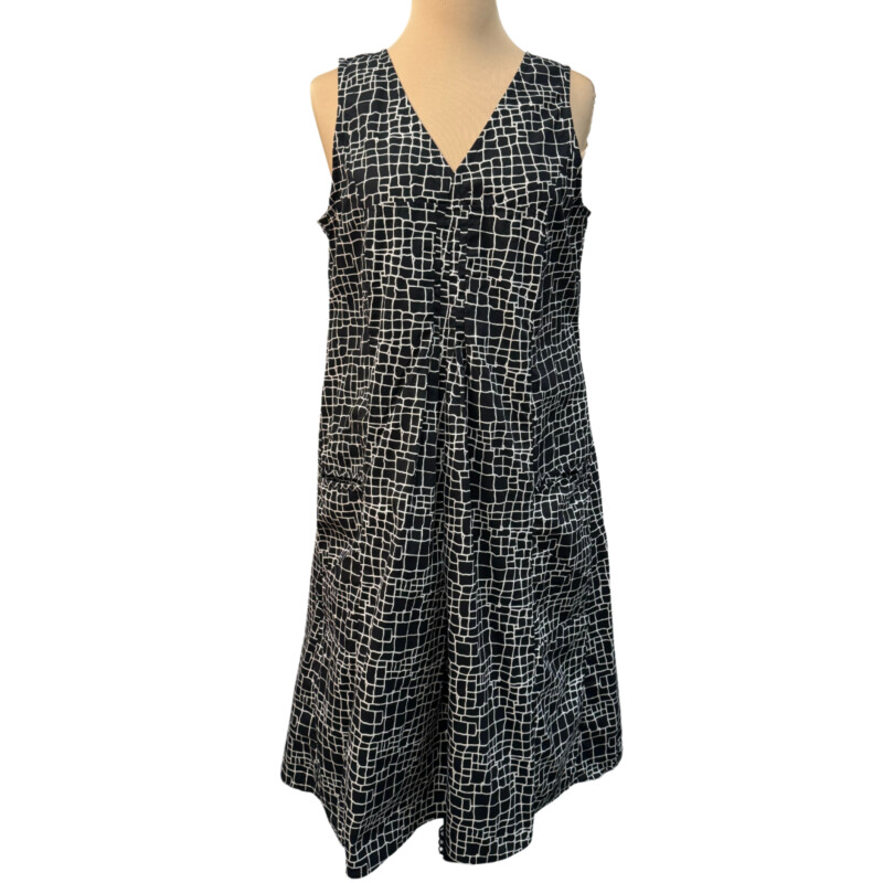 Tulip Cotton Print Dress<br />
V-Neck with Pleating at Waist<br />
With Pockets<br />
Black and White<br />
Size: Small