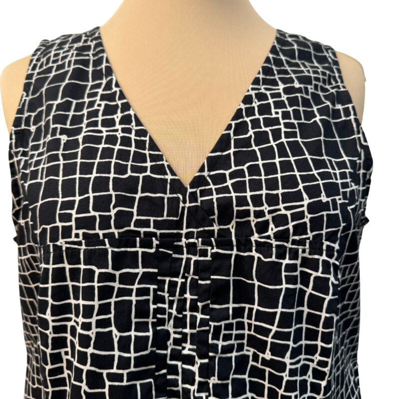 Tulip Cotton Print Dress
V-Neck with Pleating at Waist
With Pockets
Black and White
Size: Small