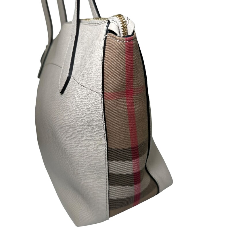 Burberry Welburn Tote<br />
 Cream<br />
 Size: OS