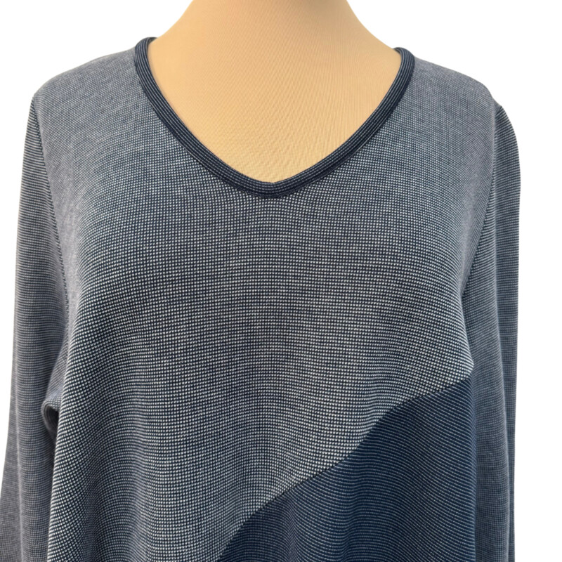 Focus Casual Life Tunic Top<br />
Longsleeve<br />
Denim, White, and Blue<br />
Size: Large