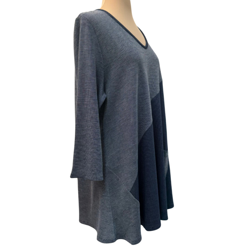 Focus Casual Life Tunic Top<br />
Longsleeve<br />
Denim, White, and Blue<br />
Size: Large